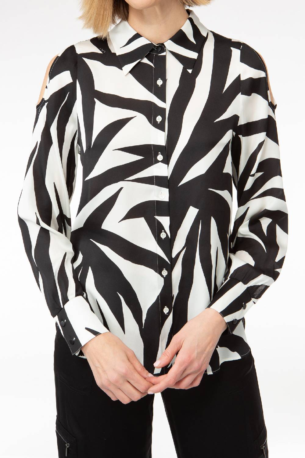 IVI GmbH PALM LEAF BLACK Hemdbluse aus Seide mit Cutout Detail Tägliche Deals