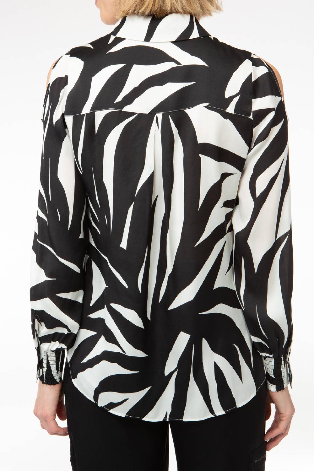 IVI GmbH PALM LEAF BLACK Hemdbluse aus Seide mit Cutout Detail Tägliche Deals