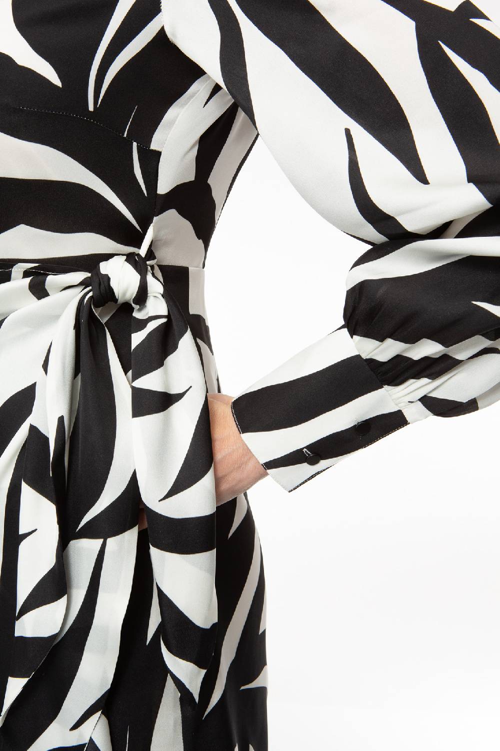 IVI GmbH PALM LEAF BLACK Kurzes Wickelkleid aus Seide Sonderangebote