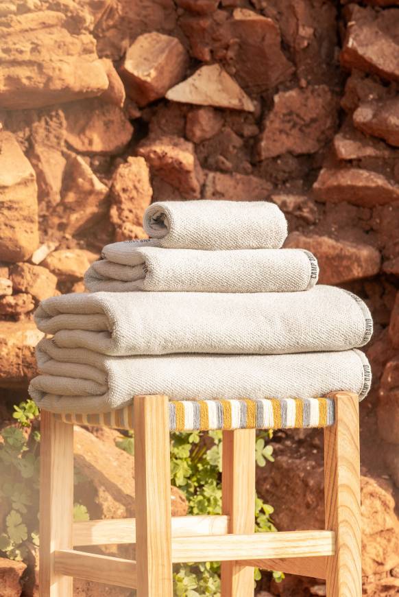 Soccx Saunahandtuch mit Logo-Saum 100 x 140 cm natur Sonderangebot