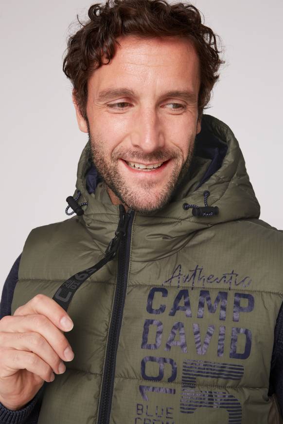 Soccx Steppweste mit Kapuze und Rücken-Print medium khaki Auslauf