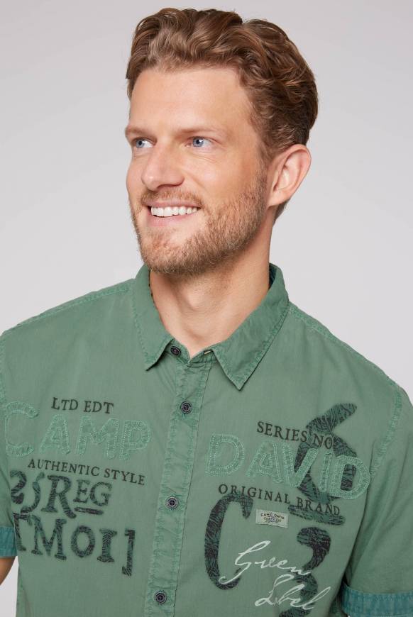 Soccx Leichtes Kurzarmhemd mit Label-Applikationen green beat Große Rabatte
