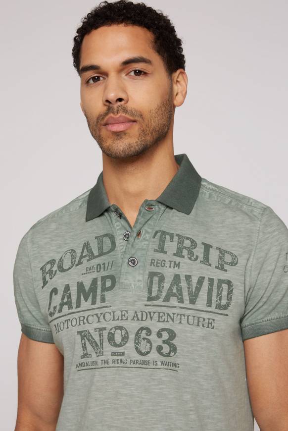 Soccx Kurzarmpolo im Vintage-Style mit Artworks dusty green im Angebot